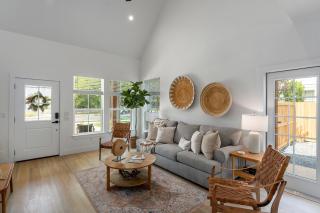 Rosé Retreat: Luxurious Getaway for 6, Hot Tub, Steps to Main Street - Fredericksburg - 3