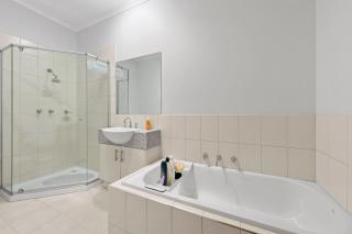 3BR luxury Ashwood Unit for 6 - - 4