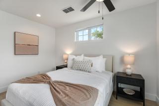 Rosé Retreat: Luxurious Getaway for 6, Hot Tub, Steps to Main Street - Fredericksburg - 1