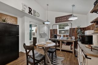 Poplar Place Soho with Hot Tub - 6 Blks to Main St - Fredericksburg - 5