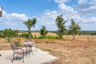 Luxury Cottage with Stunning Views-Spa Bath-Patio - Fredericksburg - 8