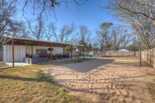 Hackberry Retreat - Hot Tub - Near Main - Fredericksburg - 9