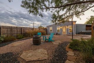 The Janis Bungalow w/Hot tub - Fredericksburg - 7