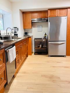 Newly renovated 2-bedroom, 1-bathroom suite with private entrance - West Kelowna - 4