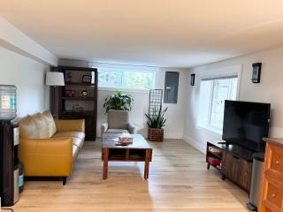 Newly renovated 2-bedroom, 1-bathroom suite with private entrance - West Kelowna - 8