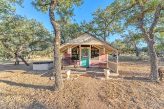 Shiraz: Tranquil Retreat w/Hot-Tub, 10 Mins to Downtown! - Fredericksburg - 9