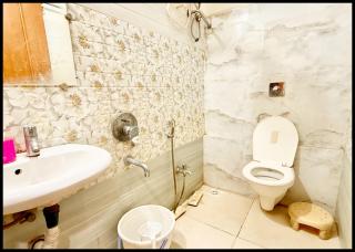Near Mahakal Temple Hotel P - LANDMARK ! Ujjain,Near Railway station ,Fully Air conditioned Rooms And Spacious, with Wi-Fi , BEST HOTEL IN UJJAIN - Ujjain - 1