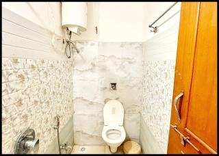 Near Mahakal Temple Hotel P - LANDMARK ! Ujjain,Near Railway station ,Fully Air conditioned Rooms And Spacious, with Wi-Fi , BEST HOTEL IN UJJAIN - Ujjain - 7
