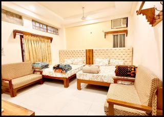 Near Mahakal Temple Hotel P - LANDMARK ! Ujjain,Near Railway station ,Fully Air conditioned Rooms And Spacious, with Wi-Fi , BEST HOTEL IN UJJAIN - Ujjain - 0