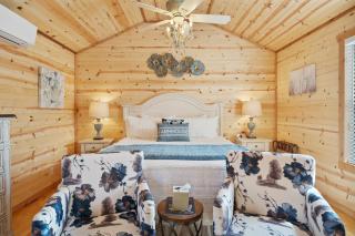 Stunning Cabin Right on Main St! - Fredericksburg - 8