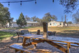Olive St Ranch with HotTub-Grill and Party Barn - Fredericksburg - 9