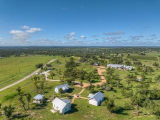 Luxury Cottage with Stunning Views-Spa Bath-Patio - Fredericksburg - 4