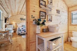 Stunning Cabin Right on Main St! - Fredericksburg - 5