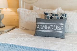 Stunning Cabin Right on Main St! - Fredericksburg - 4