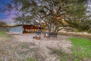 Olive St Ranch with HotTub-Grill and Party Barn - Fredericksburg - 6