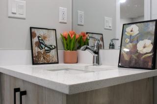 Comfortable 2 bedrooms walk out basement suite - Calgary - 3