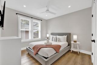 The Grove-A Charming Cottage - 2 blks to Main St - Fredericksburg - 1