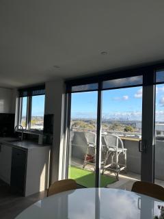 Penthouse with Stunning Melbourne Skyline View - Bulleen - 2
