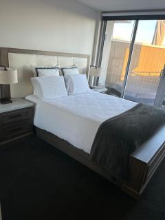 Penthouse with Stunning Melbourne Skyline View - Bulleen - 1