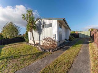 The Bay Breeze Retreat - Two Mile Bay Stay - Taupo - 0