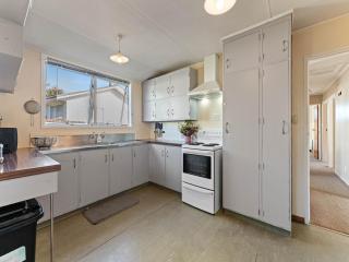 The Bay Breeze Retreat - Two Mile Bay Stay - Taupo - 2