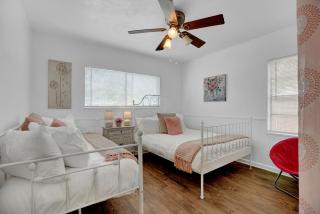 Willkommen to Pink Haus 1 Mile to Main Street! - Fredericksburg - 6