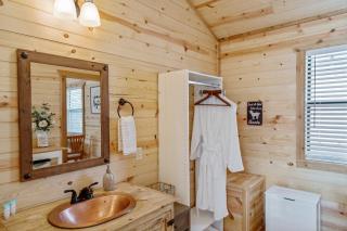Fancy Cabin Right on Main St! - Fredericksburg - 9