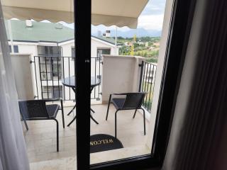 Tirana Sunset Retreat Stylish Loft by the Lake Park - Sauk - 8