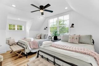 Luxury Combo Walk to Main with 2 Hot-Tubs - Fredericksburg - 8