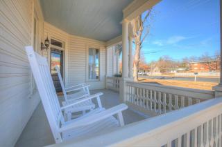 Gorgeous Home 1 Blk from Main with Hot Tub & Fire Pit! - Fredericksburg - 9