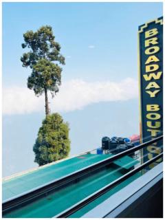 Broadway Boutique Mall Road Darjeeling #Restaurant #Free Wi-fi #Room Service & Prime Location -Best Seller Hotel In Darjeeling - Darjeeling - 5