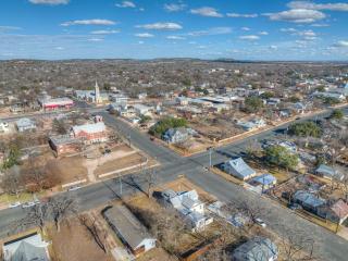 Gorgeous Home 1 Blk from Main with Hot Tub & Fire Pit! - Fredericksburg - 7