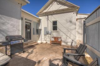Gorgeous Home 1 Blk from Main with Hot Tub & Fire Pit! - Fredericksburg - 6