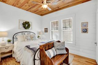 Luxury Combo Walk to Main with 2 Hot-Tubs - Fredericksburg - 4