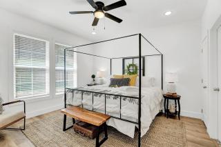 Luxury Combo Walk to Main with 2 Hot-Tubs - Fredericksburg - 2