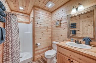 Cozy Cabin Firepit and Grill & 10 mins to Main St - Fredericksburg - 9