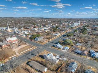 Gorgeous Home 1 Blk from Main with Hot Tub & Fire Pit! - Fredericksburg - 3
