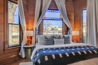 Gorgeous Home 1 Blk from Main with Hot Tub & Fire Pit! - Fredericksburg - 1