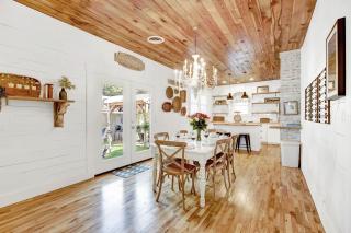 Luxury Near Main with Hot Tub - Fredericksburg - 9