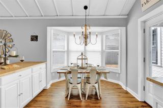 Luxury Near Main with Hot Tub - Fredericksburg - 7