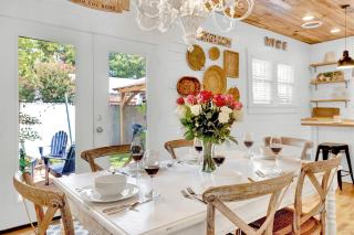 Luxury Near Main with Hot Tub - Fredericksburg - 6