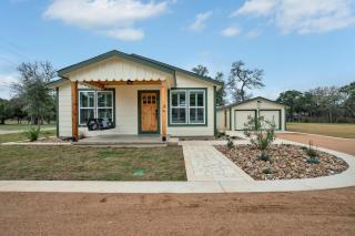 Upscale Home with Pool and FirePit - Close to Mercer St! - Dripping Springs - 3