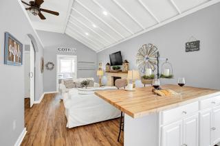 Luxury Near Main with Hot Tub - Fredericksburg - 3