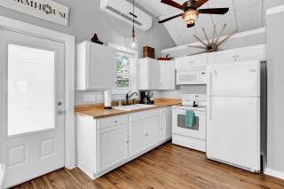 Luxury Near Main with Hot Tub - Fredericksburg - 1
