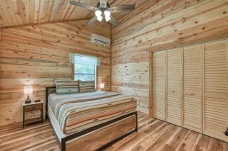 Cozy Cabin Firepit and Grill & 10 mins to Main St - Fredericksburg - 7