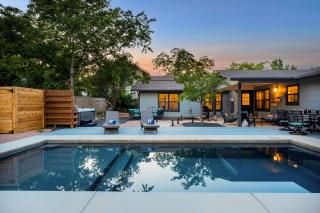 Das Weinhaus Pool & Hot Tub - Walk to Main St - Fredericksburg - 2