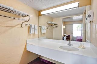 Days Inn by Wyndham Louisville Airport Fair and Expo Center - Louisville - 3