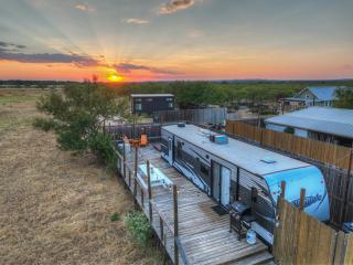 Lucinda Luxury RV with Hot Tub - Fredericksburg - 9