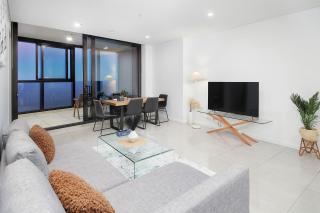 The Gold Coast View with 3BR, 2 Bath, Free Parking - 8