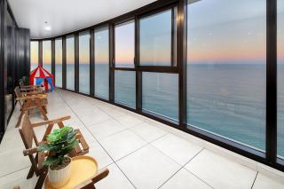 The Gold Coast View with 3BR, 2 Bath, Free Parking - Gold Coast - 0